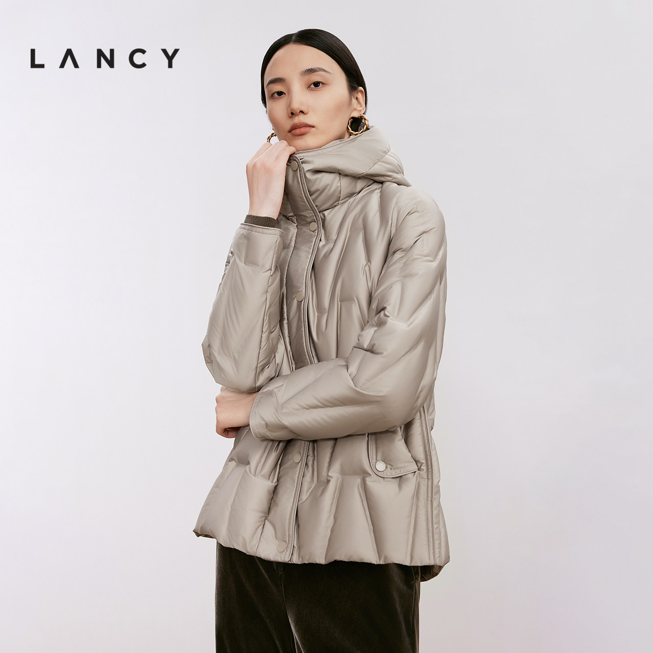 【90白鸭绒】LANCY/朗姿2024冬新款简约短款立领连帽高克重羽绒服 - 图2