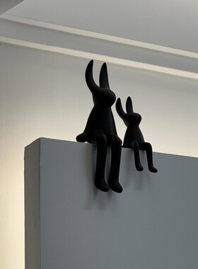 卡通坐姿长耳兔陶瓷摆件客厅玄关电视柜酒柜悬浮背景墙装饰高级感