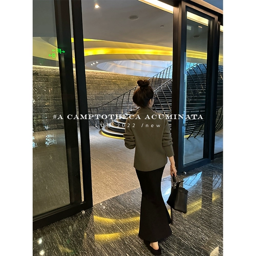 Черная зимняя юбка, французский стиль, рыбий хвост, высокая талия, для формы тела «груша», длина миди, по фигуре