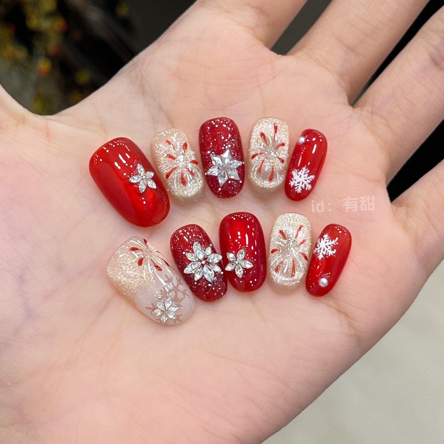 红色猫眼穿戴甲短款高级感雪花穿戴美甲2025新款手工烟花指甲贴片,淘宝优惠券,粉丝福利购,淘宝优惠卷