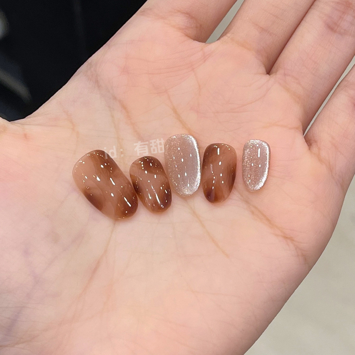 秋冬穿戴甲短款显白琥珀穿戴美甲2025新款高级感手工猫眼指甲贴片,淘宝优惠券,粉丝福利购,淘宝优惠卷