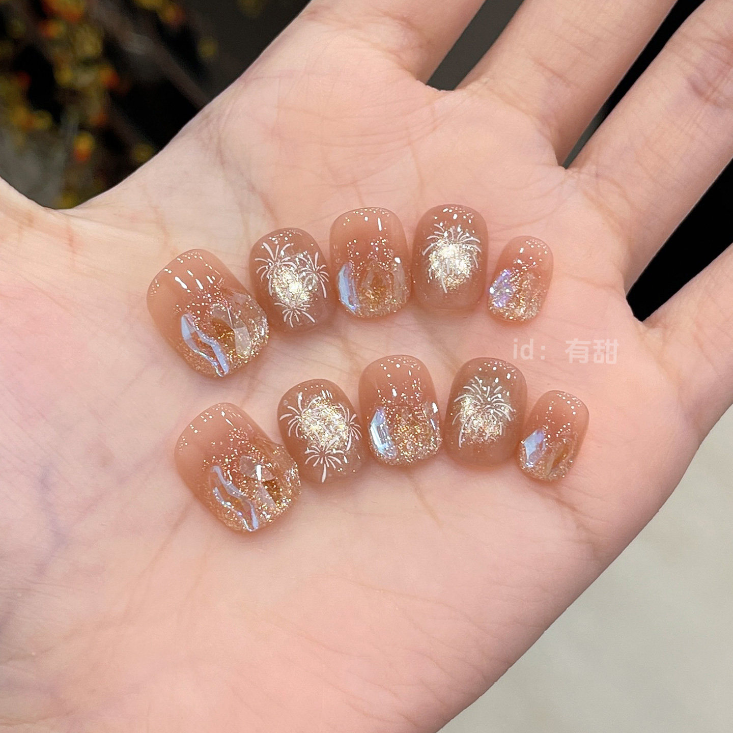 裸色穿戴甲短款手工绝美烟花穿戴美甲2025新款高级感爆款指甲贴片,淘宝优惠券,粉丝福利购,淘宝优惠卷