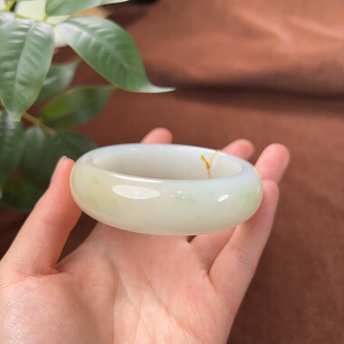 和田玉羊脂白玉宽版正装老料糖翠三色手镯，59×19.2×10、99.3g