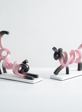 弯曲艺术风售楼部酒柜陈设摆件