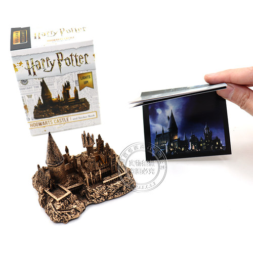 英文原版 哈利波特霍格沃茨城堡摆件和贴纸书 可亮灯 Harry Potter Hogwarts Castle and Sticker Book: Lights Up! 正版 - 图2