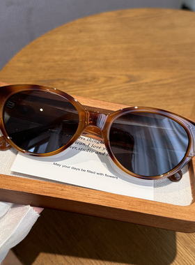 椭圆形白框墨镜女2025新款