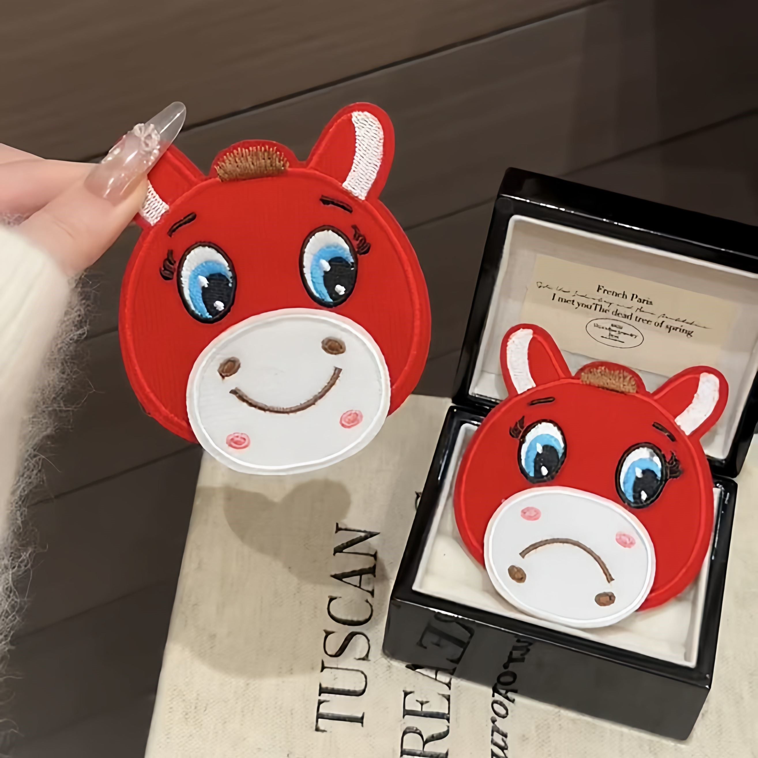 哭哭马刘海贴可爱卡通笑笑马碎发贴新年红色魔术贴饰品送朋友礼物,淘宝优惠券,粉丝福利购,淘宝优惠卷