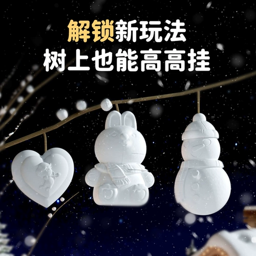 Толстые дети, играющие снежные инструменты снежного ящика, чтобы играть снежным клипам под снежным клипом под снежным, снежным снеговиком, снеговиком, чтобы бороться с снегом снежного битвы