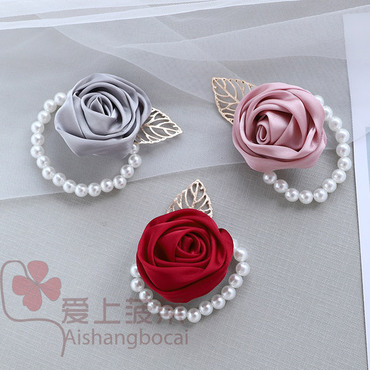 Wrist flower falls in love with spinach bride bridesmaid group sister group