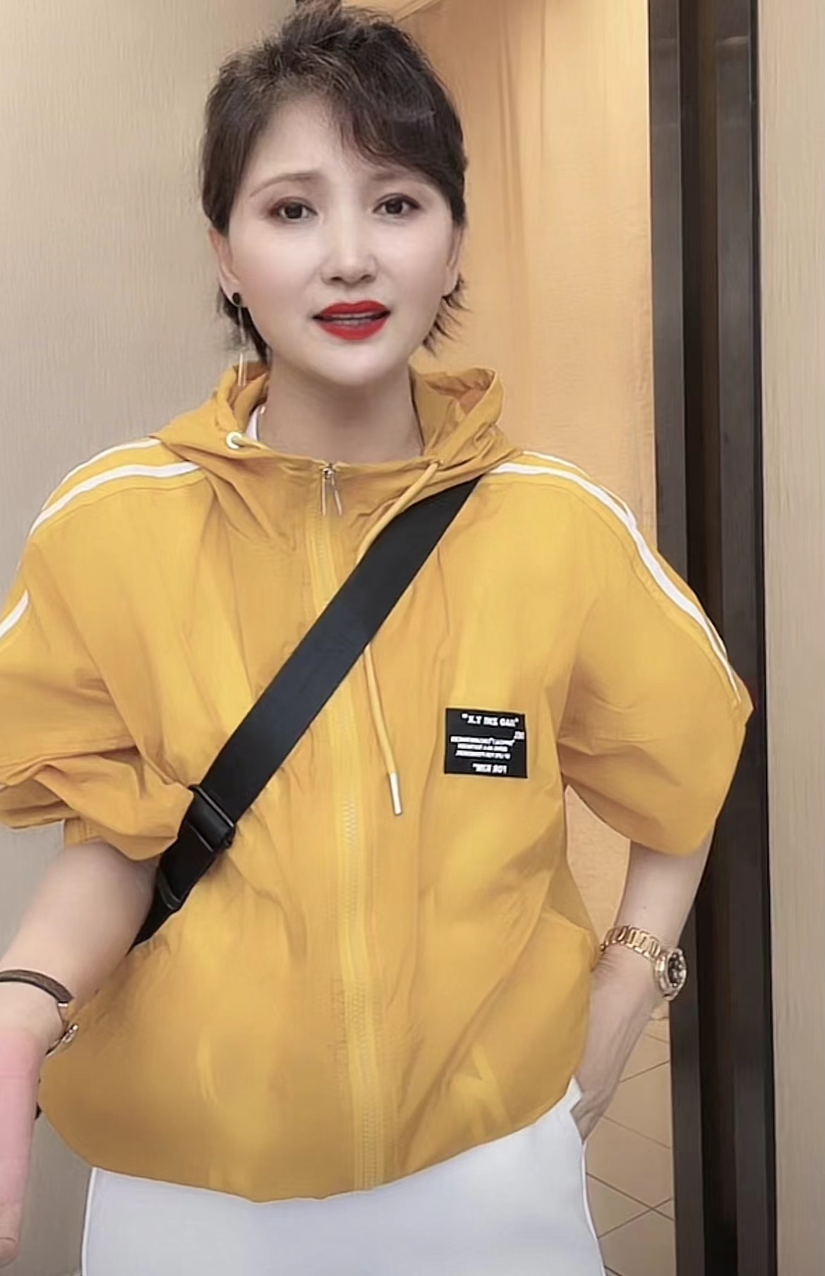 欧洲站大红色长袖防晒衣女宽松贴标拉链短外套潮牌减龄百搭冲锋衣 - 图1