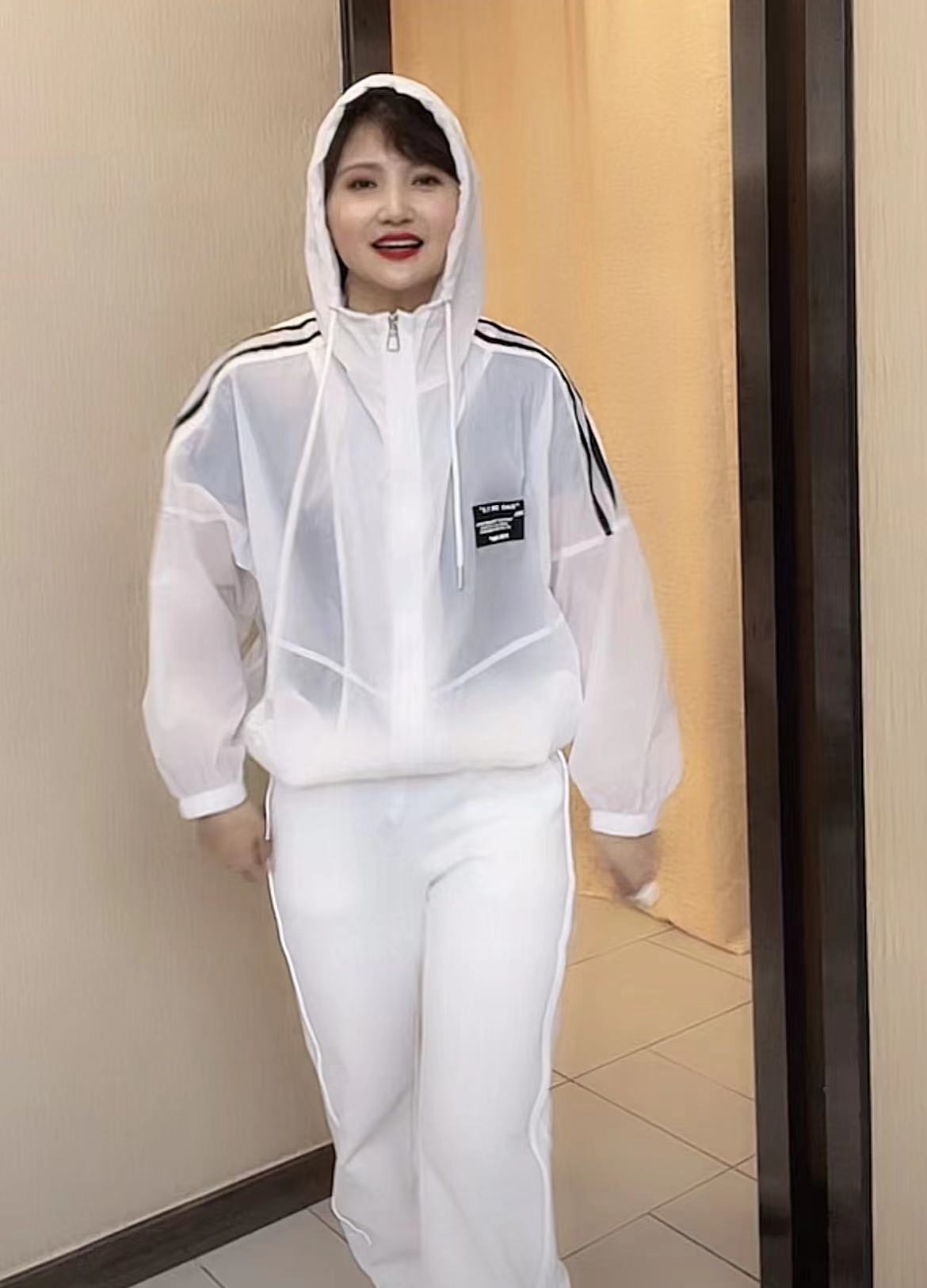 欧洲站大红色长袖防晒衣女宽松贴标拉链短外套潮牌减龄百搭冲锋衣 - 图2