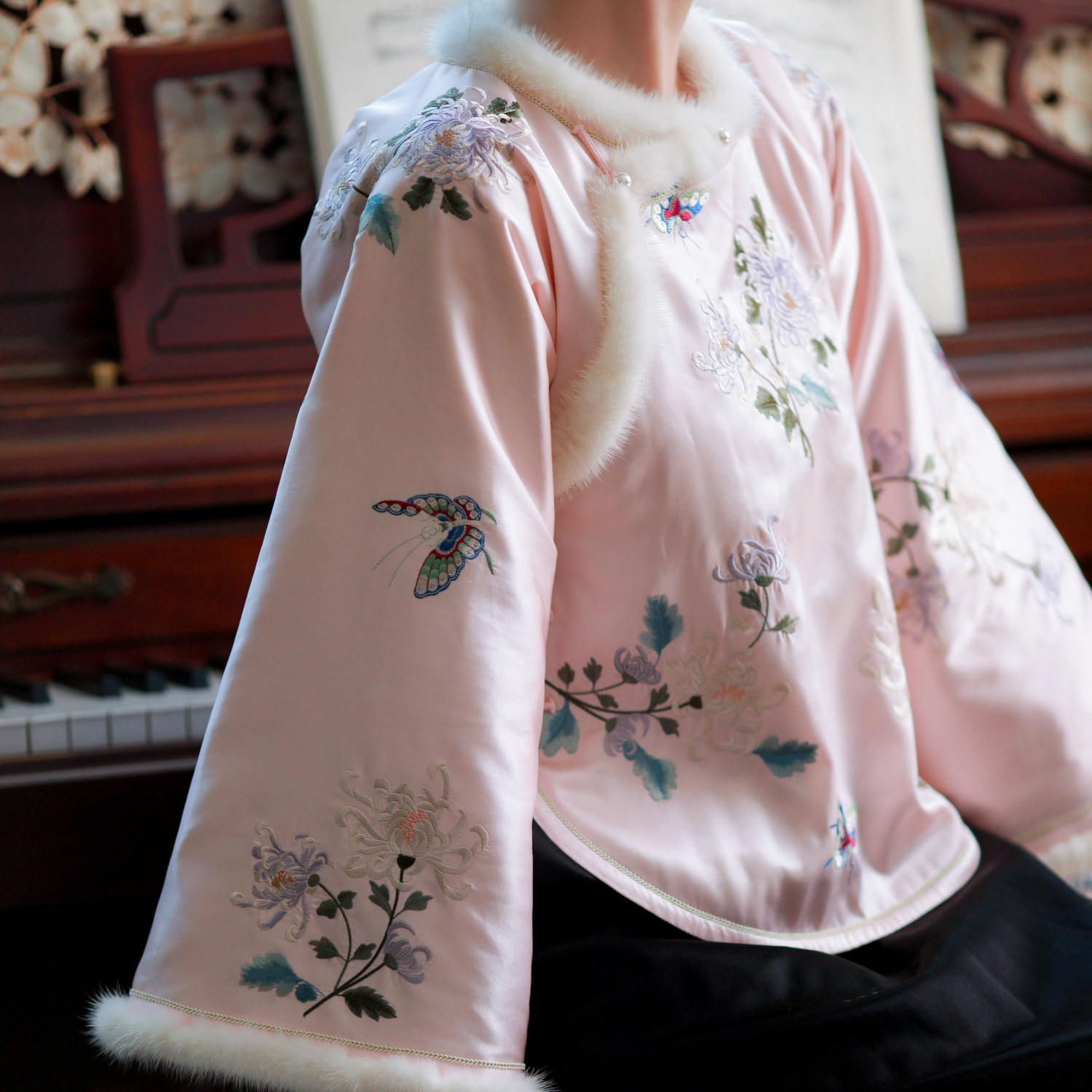 粉韵琅华丨一城风絮丨秋冬真丝缎貂毛绣花保暖倒大袖国风毛条上衣,淘宝优惠券,粉丝福利购,淘宝优惠卷