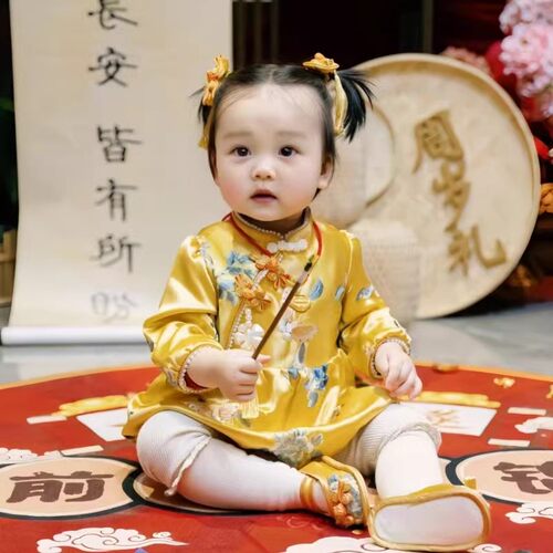 周岁女宝礼服中式旗袍金色百天宝宝连体抓周宴冠衣春夏季高端唐装 - 图1
