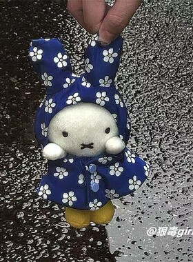 日系兔子玩偶展会限定蓝色雨衣兔子挂件背包钥匙扣可爱玩偶挂件