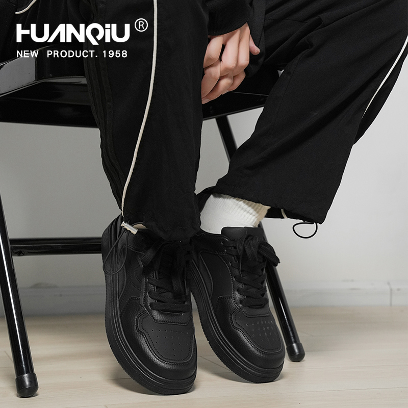 环球男鞋小黑鞋子男2025年新款春季黑色板鞋皮面百搭休闲运动潮鞋 - 图1