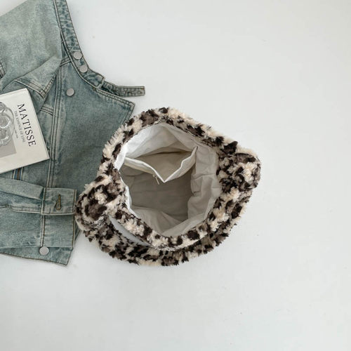 MOBAG&KUENA秋冬毛绒绒复古豹纹毛呢斜挎包大容量通勤单肩水桶包 - 图3