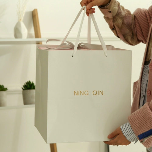 Свадебная модель, чтобы дать подругам изысканный подарок на день рождения девушки, девочки практикуют, ощущение творчества особенно значимо