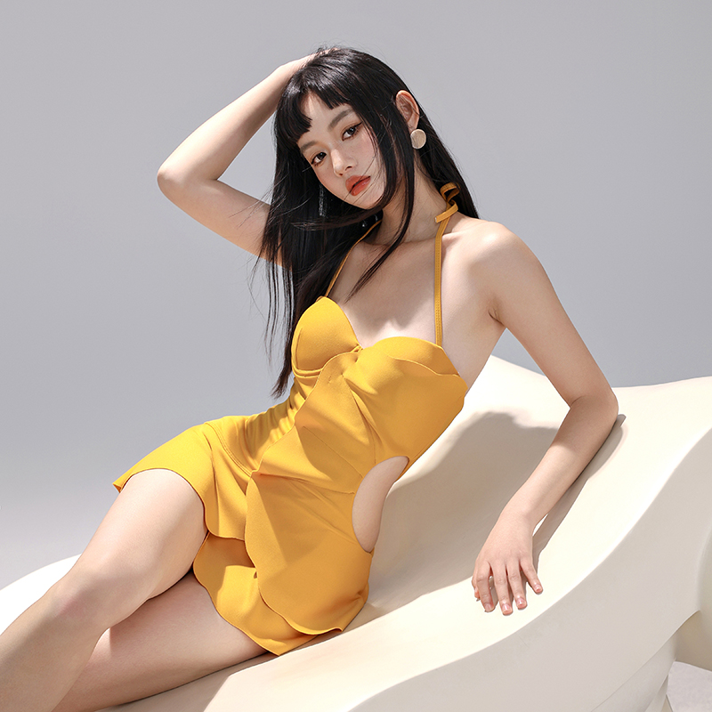 Funhancouple泳衣女夏2025新款姜黄色高级感连体小胸聚拢保守泳装 - 图0