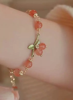 新款红色铃铛手链显白轻奢