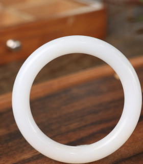 新疆和田玉暖白圆条手镯附证书