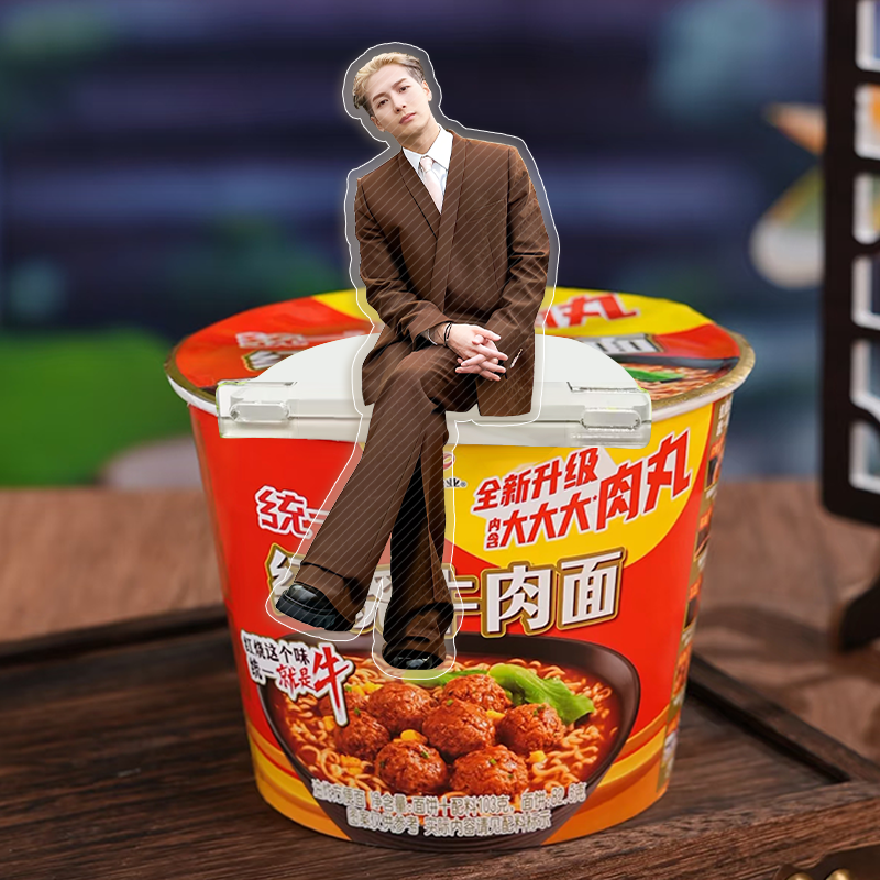 新款王嘉尔创意亚克力坐姿泡面盖可爱高颜值桌面摆件送朋友泡面,淘宝优惠券,粉丝福利购,淘宝优惠卷
