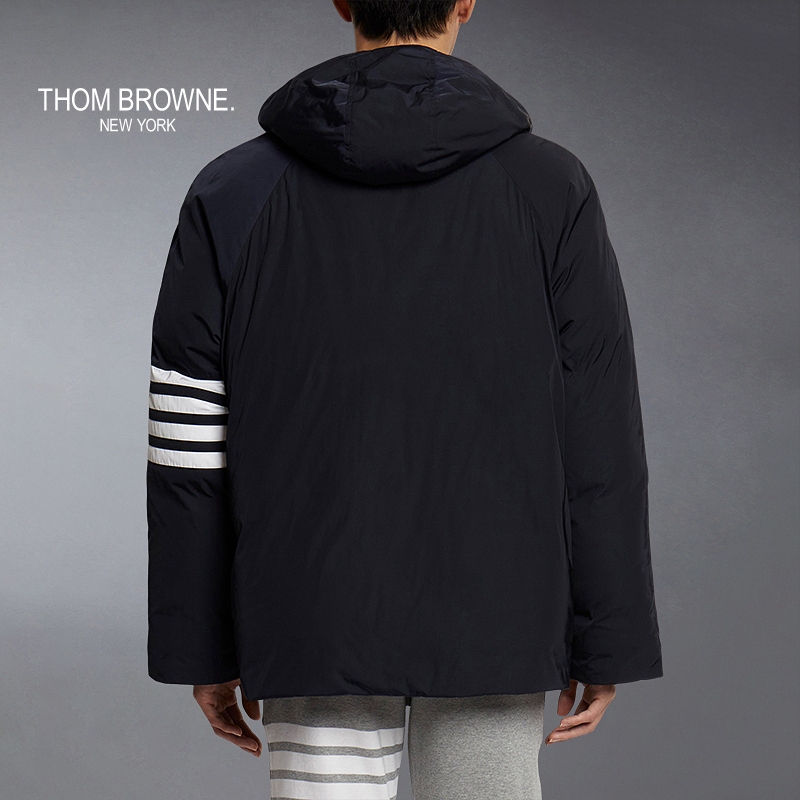 THOM BROWNE 男士连帽内置背带宽松羽绒服 - 图0