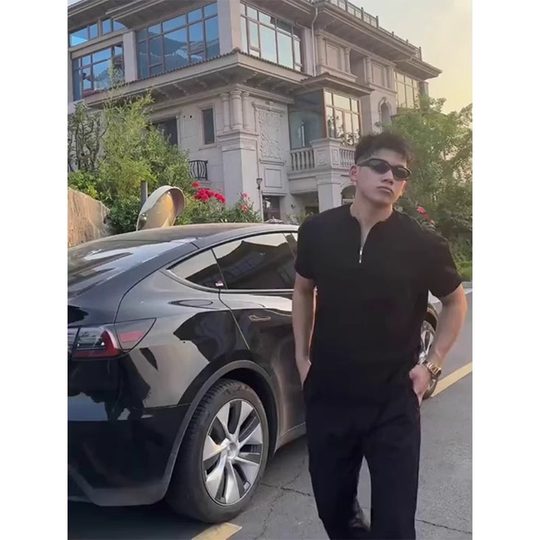 Большой размер 300Jin Jin соответствует весу 0,5 кг. Чёрная футболка с короткими рукавами.