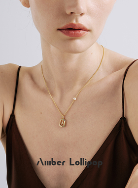 安铂洛利字母吊坠项链女