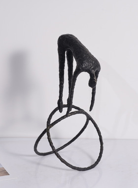 现代极简金属铸铁黑色人物摆件设计师款书房开放柜电视柜雕塑摆件