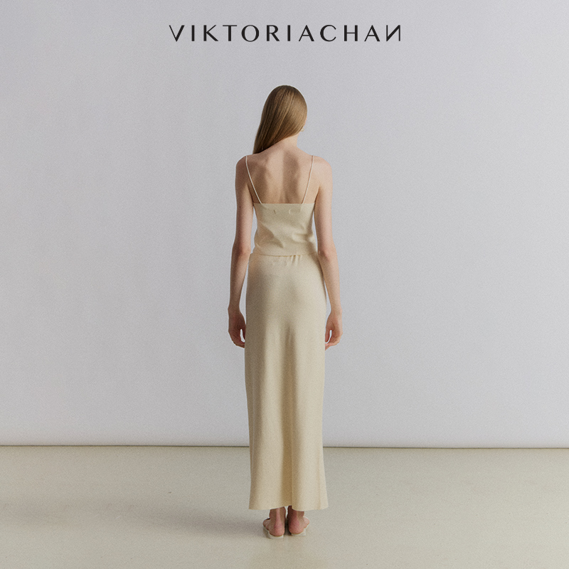 VIKTORIACHAN24SS春夏成衣系列 一字领细肩带针织背心上衣 - 图1