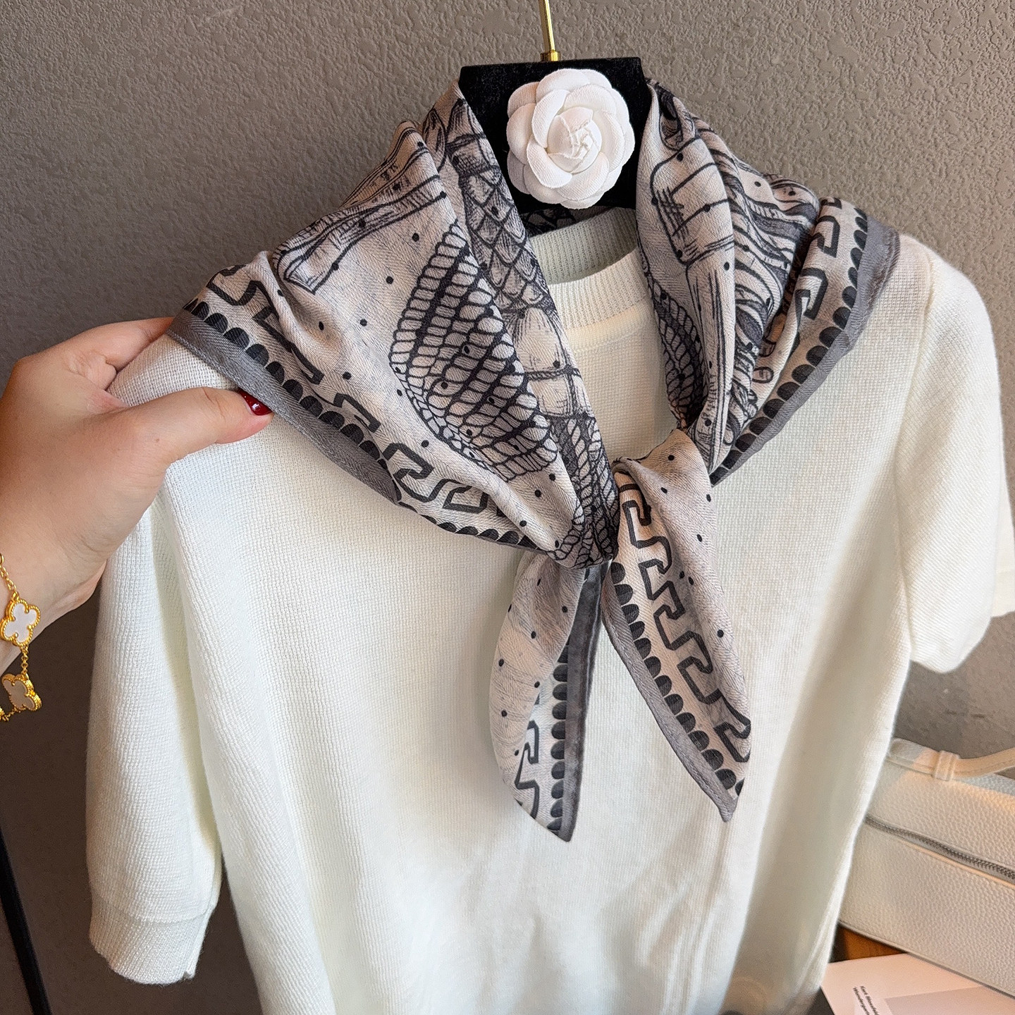 老钱风锁链棉麻围巾女70方巾通勤百搭两面可戴柔软亲肤护颈披肩,淘宝优惠券,粉丝福利购,淘宝优惠卷