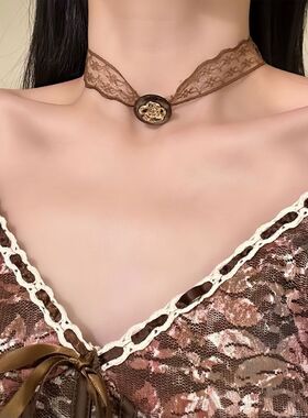 野心家【褐蔷络心】秋冬咖色蕾丝项链爱心纽扣锁骨链短款颈链