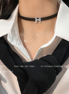 黑色皮绳字母choker简约气质颈链