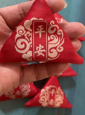 红色免缝三角福袋拉链刺绣别针宝宝平安手工胎毛香囊空袋