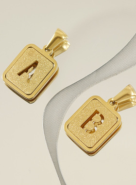 新款欧美压砂18K钛钢字母吊坠个性小众设计新潮流行款美式ins项链