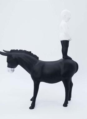 现代简约骑马人摆件样板房酒店办公室雕塑摆设北欧牧马人家居饰品