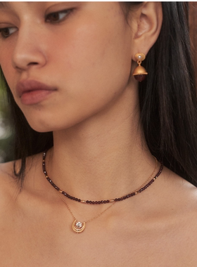 Oups!马蹄形白驹浮金锁骨链女