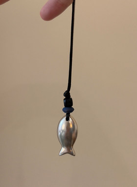 银色亮面小鱼项链女2026新款配饰