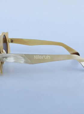 牛角太阳镜设计感超宽方形外边框圆弧形内框铆钉模特走秀时尚墨镜