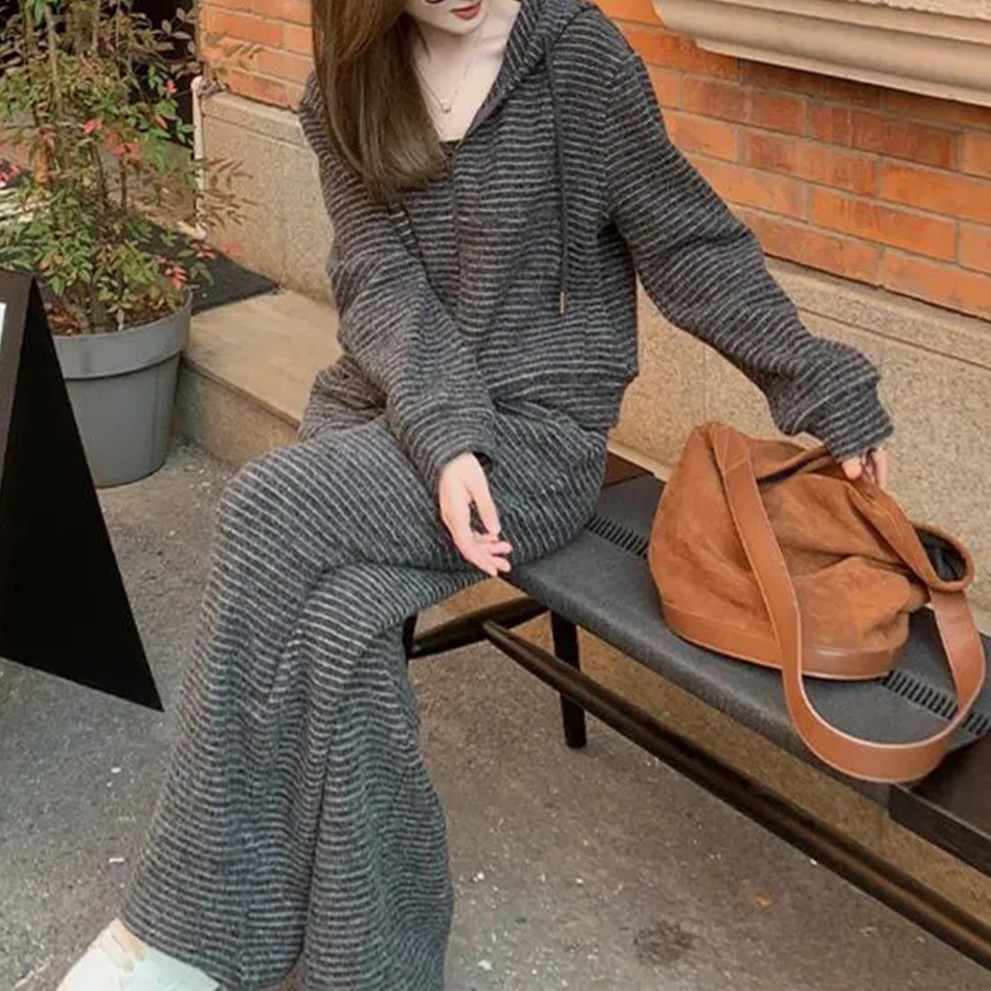 高级感2025秋季运动套装女宽松显瘦深灰条纹连帽卫衣阔腿裤两件套 - 图0