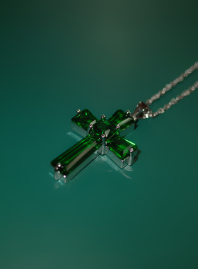 绿色十字架项链男潮ins嘻哈欧美女吊坠轻奢小众2025年新款毛衣链