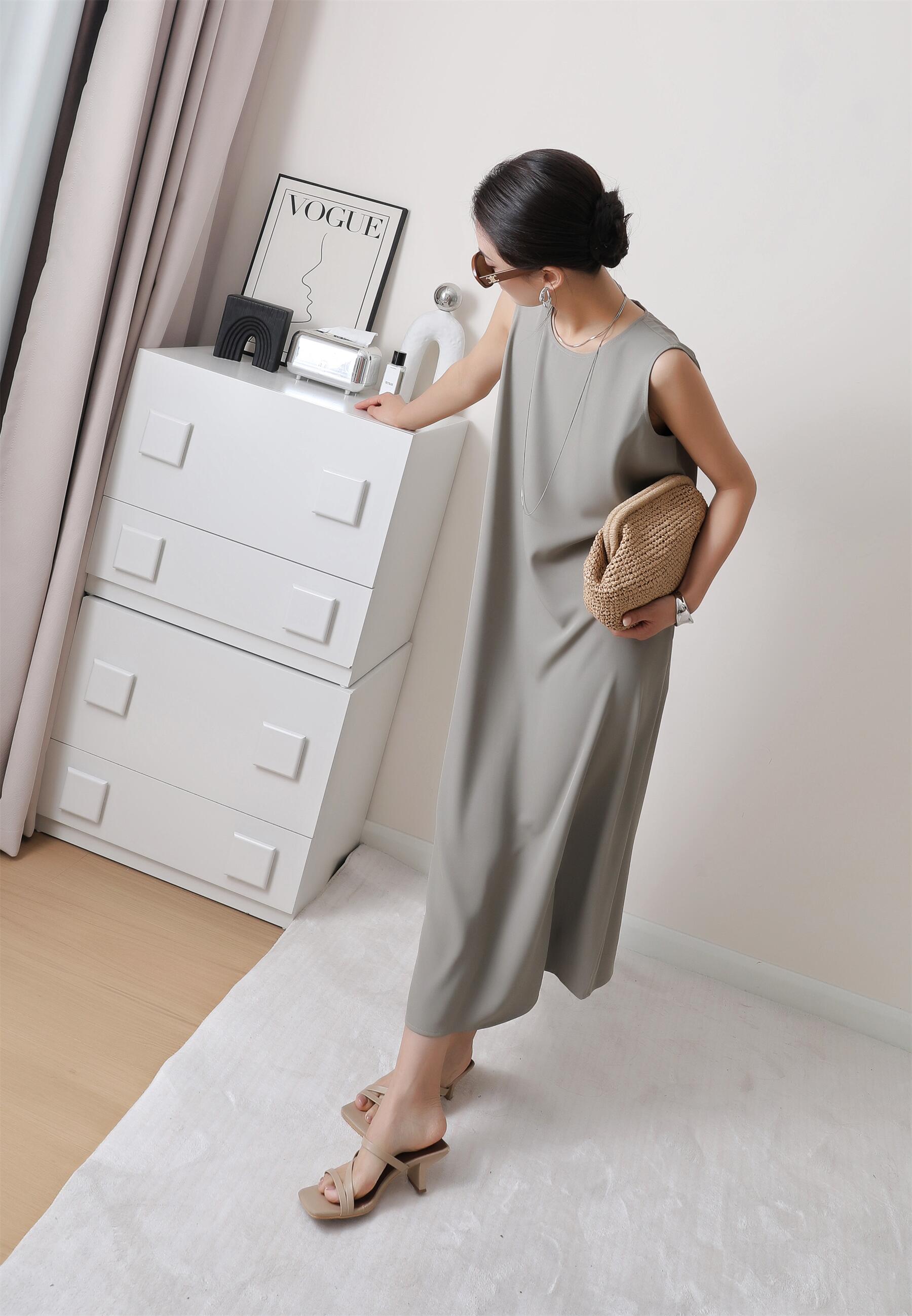 3HLADY |客供面料 悬垂自带凉感灰绿色圆领洒摆小直筒长款连衣裙 - 图0