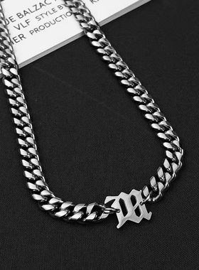 NG字母M吊坠钛钢项链男款锁骨链