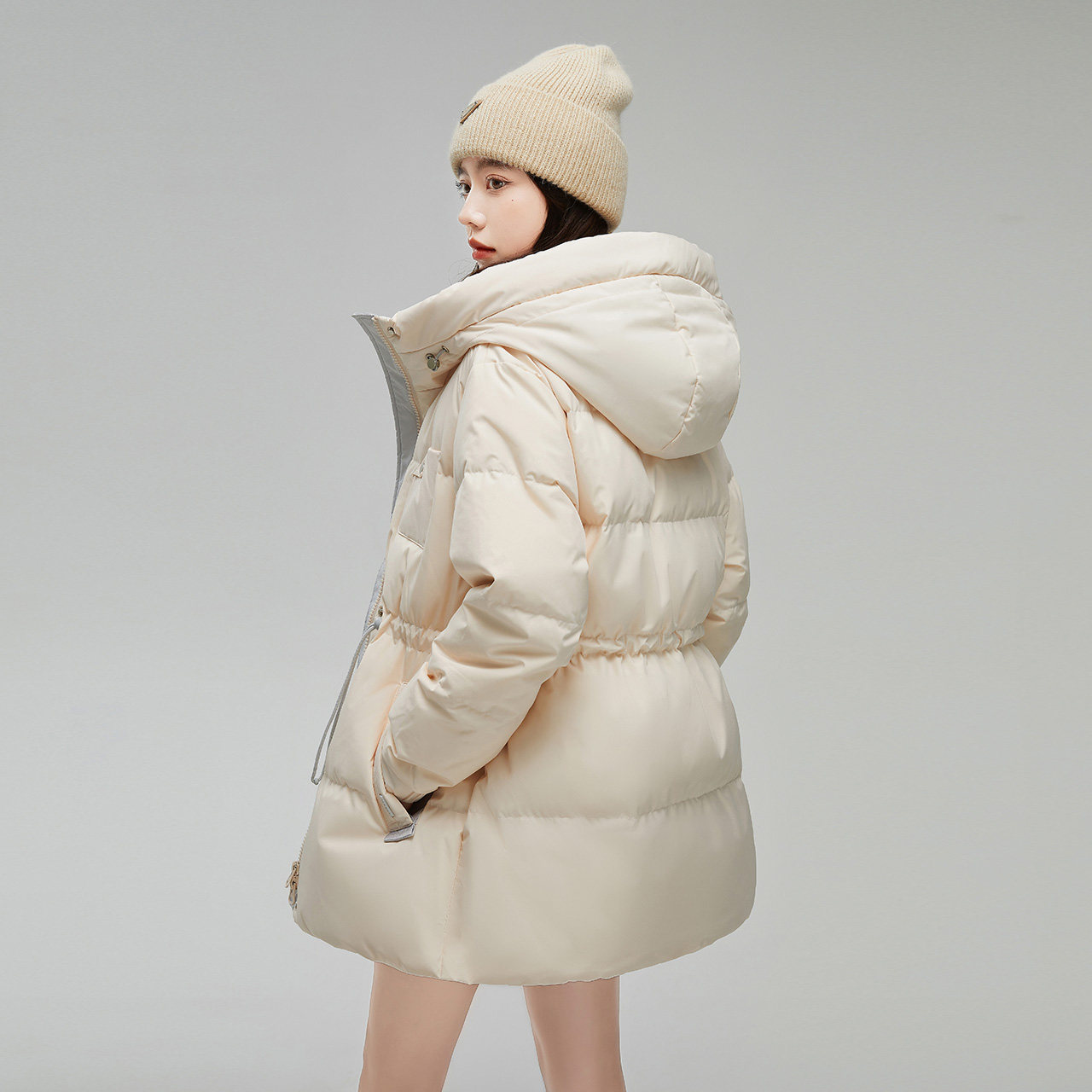  艾格旗舰羽绒服