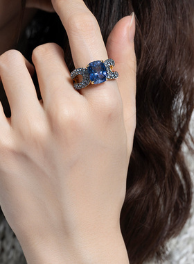 JCJ时装珠宝HighJewelPlay系列925银长枕垫形合成蓝宝石密镶戒指