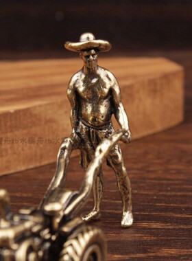 纯铜开拖拉机的农民农村老物件