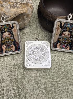 手绘彩金唐卡银色嘎乌盒彩钻前世今生唐卡挂件手工描金唐卡西藏潮