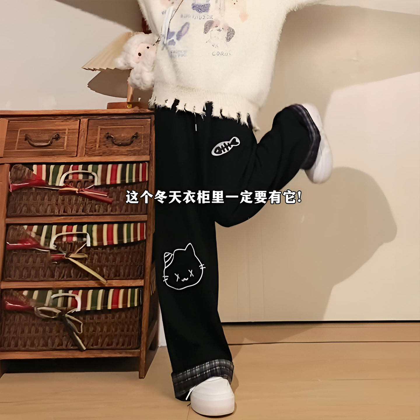 大码女装胖mm格子翻边黑色显瘦卫裤女学院风卡通印花休闲阔腿裤子,淘宝优惠券,粉丝福利购,淘宝优惠卷