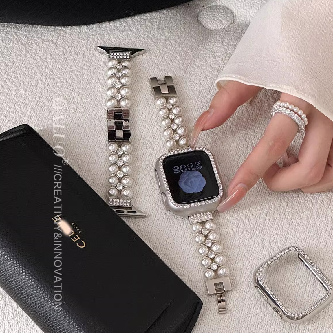 QALUO新款小香风仿珍珠表带适用apple watchS11/S10表带iwatch9苹果手表se/8/7/6/5/4代41/45mm金属高级女生 - 图1