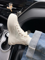 Finally know why there are so many stars wearing high-helping sails.